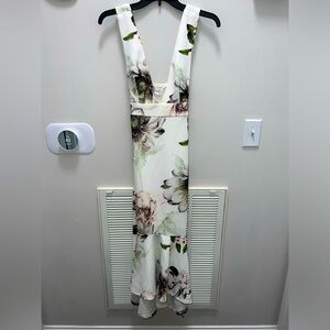 NWT Selfie Leslie White Chrysanthemum Floral Formal Midi Dress